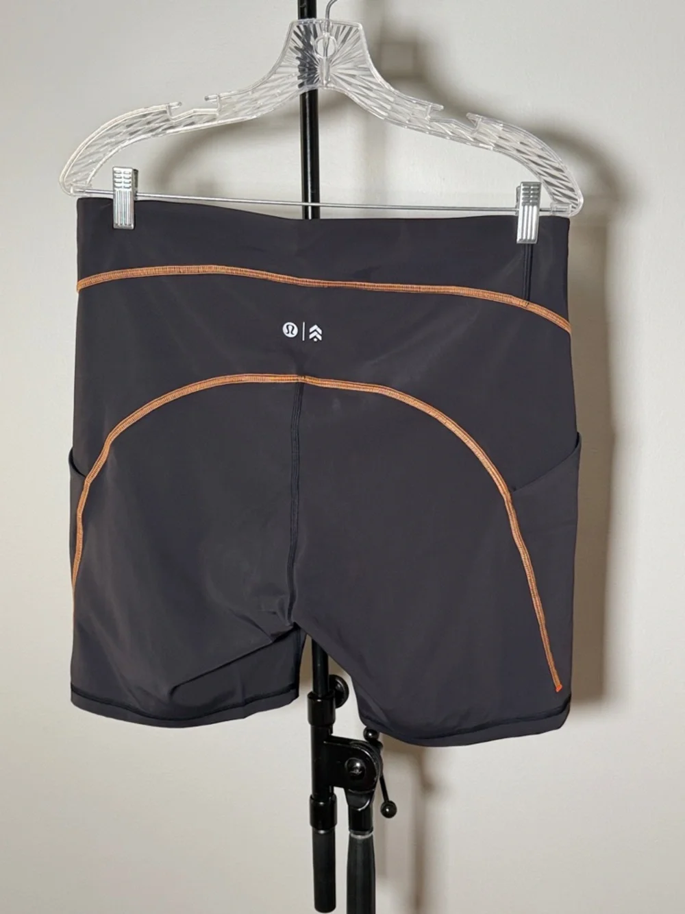 NWOT New NWT LULULEMON X BARRY'S Black POWER THRU HIGH-RISE SHORT 6"_5